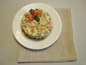 Салат с рыбой и крабовыми палочками – необычное блюдо на столе Что добавляют в крабовый салат