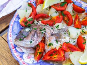Рыба в духовке с сыром и помидорами Рыба запеченная с помидорами и сыром